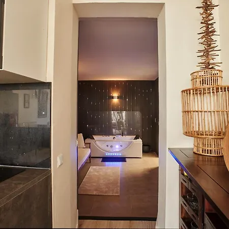Sanctuary Homes By The Forest * Versailles